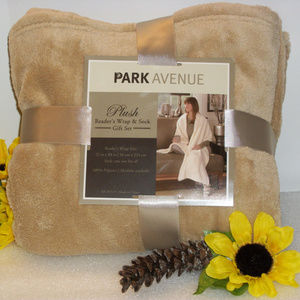 SOLD! Park Avenue Plush Reader's Wrap "Champagne" NEW!